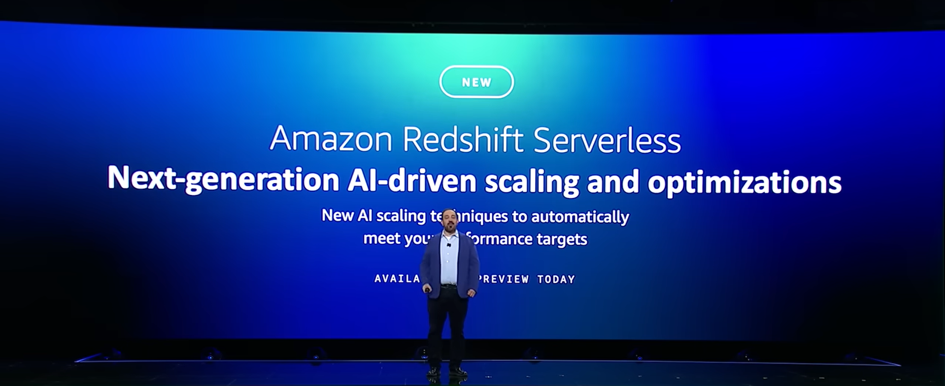 Peter DeSantis (General Manager, Amazon EC2) công bố tính năng mở rộng và tối ưu hóa tài nguyên dựa trên AI của Amazon Redshift Serverless
